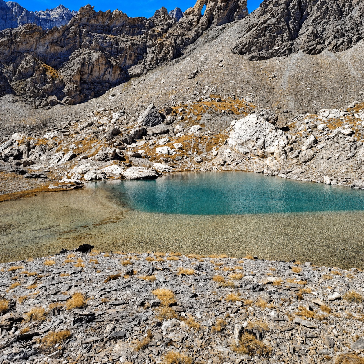 Lago alpino turchese